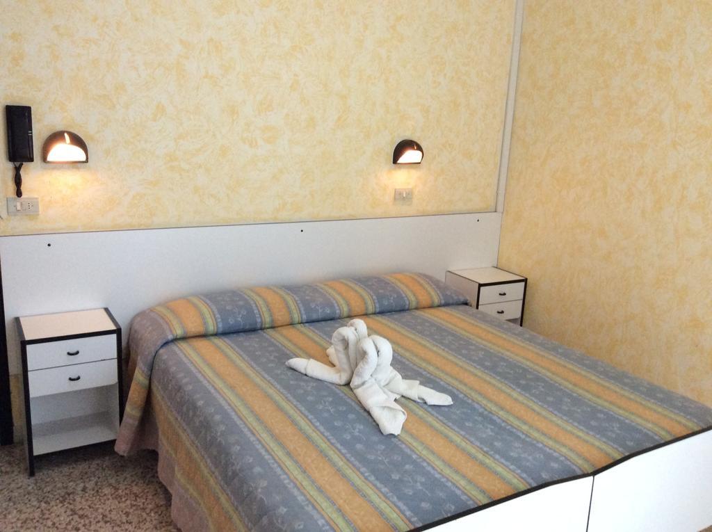 Hotel Oria Римини Номер фото